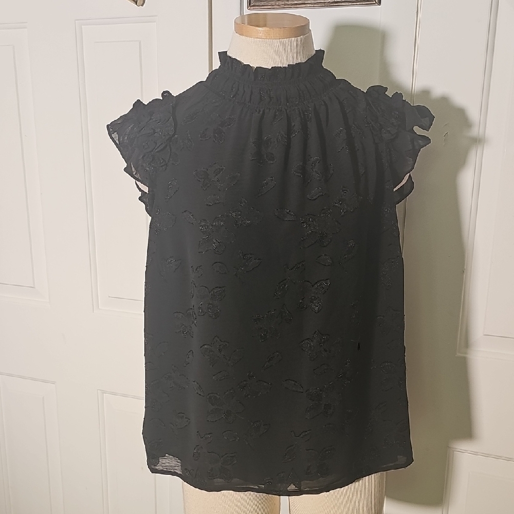 CeCe Black Ruffled Flutter Sleeve Blouse. Textered Floral. Size Small.